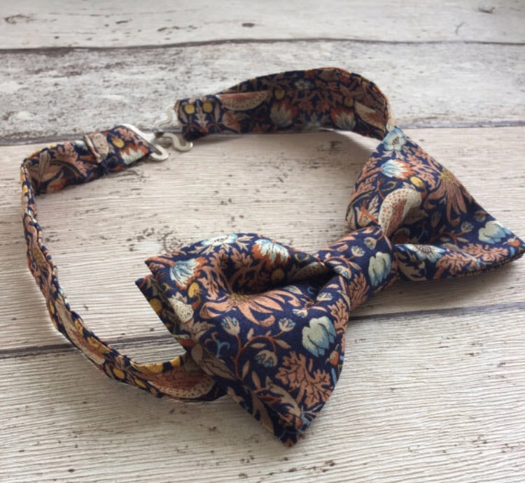 Liberty Print Bow, Strawberry Thief ‘