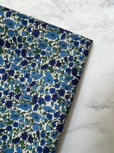 Liberty Pocket Square Petal and Bud